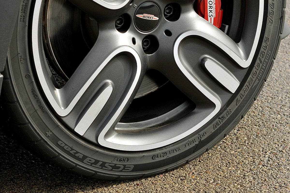 Kumho Ecsta V70 Tyre For MINI GP2 | Lohen MINI