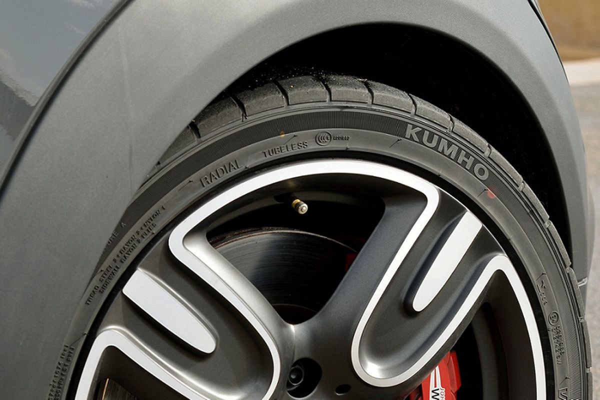 Kumho Ecsta V70 Tyre For MINI GP2 | Lohen MINI